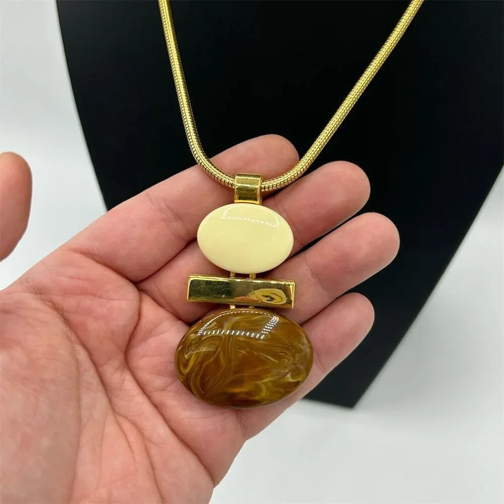Vintage Avon Gold Tone Oval Pendant Necklace 24